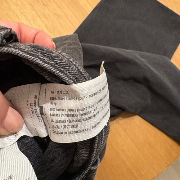 Abercrombie and Fitch 90s Relaxed High Rise Jean - Picture 9 of 9